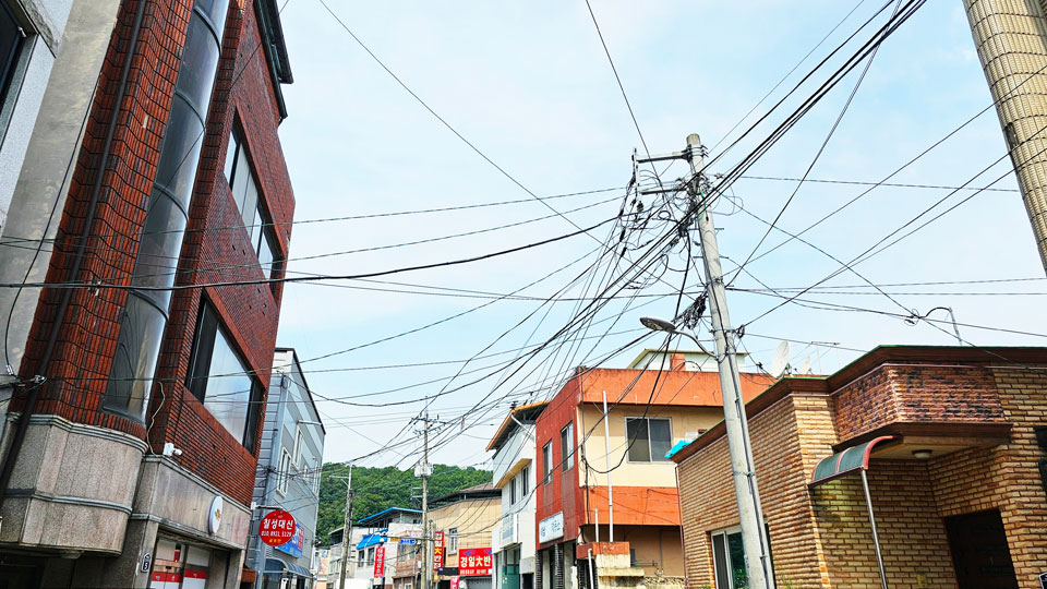 ▲안동시 태화동 주택 단지 내 공중케이블 통신선이 정비된다.(사진 안동시청 제공)