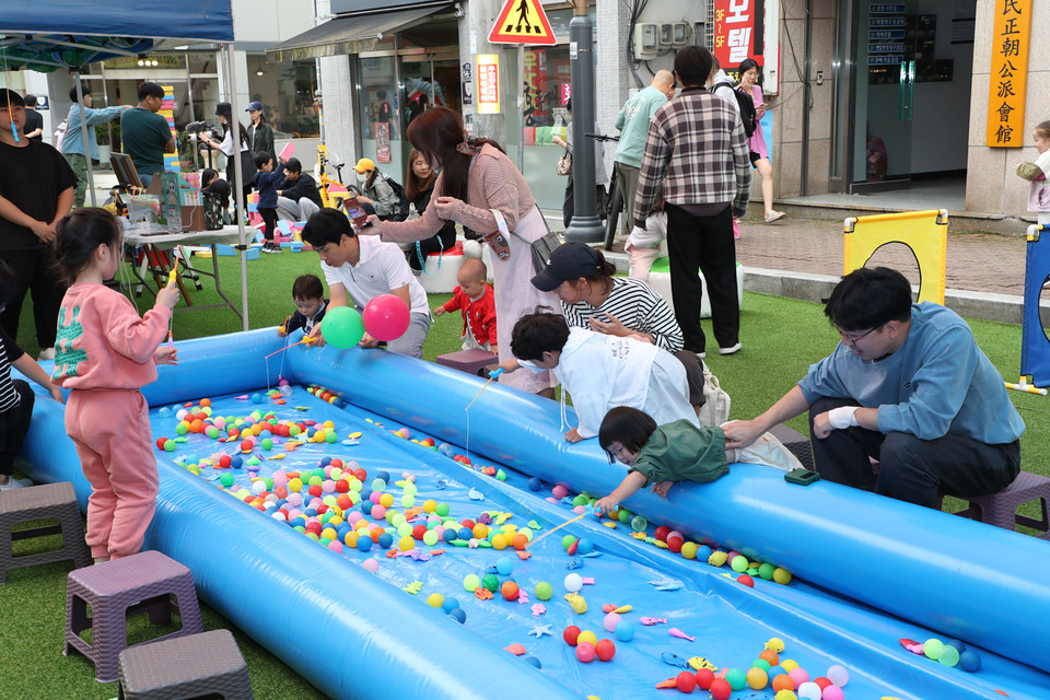 ▲축제장에서는 300여 가지에 달하는 다양한 체험과 볼거리, 먹거리, 즐길거리 부스들이 운영 중이다.(사진 안동시청 제공)