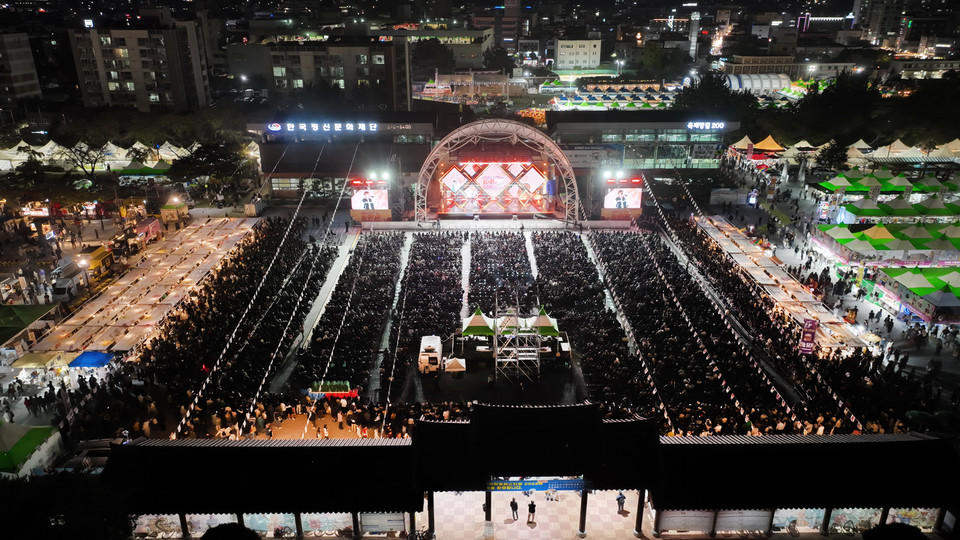 ▲안동 탈춤공원 야외 특설무대에서 열린 K-POP 콘서트.(사진 안동시청 제공)