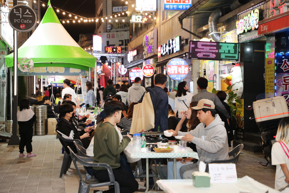 ▲안동국제탈춤페스티벌2023과 더불어 안동 원도심 음식의 거리에 젊은 세대들이 몰리고 있다.(사진 안동시청 제공)