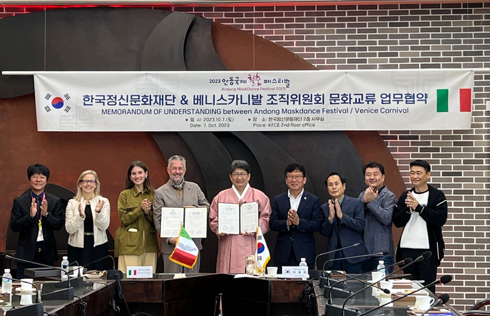 ▲베니스카니발 조직위원회 마시모 위원장과 한국정신문화재단 이동원 대표가 양 도시 간의 문화와 축제 교류 활성화를 위한 업무협약을 체결했다.