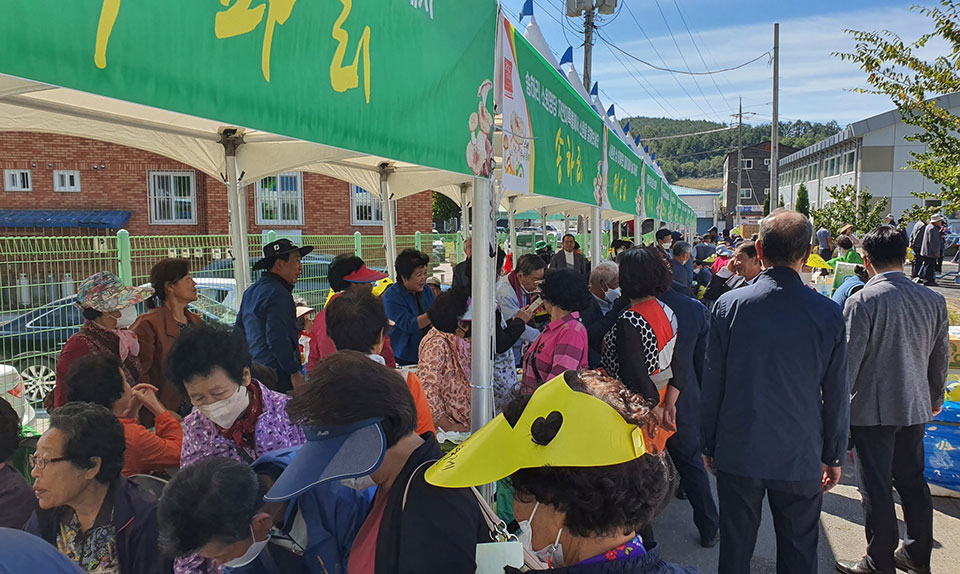 ▲제2회 수비 능이축제에 약 1만 명의 방문객이 찾으며 지역경제 활성화에 기대감이 커지고 있다.(사진 영양군청 제공)