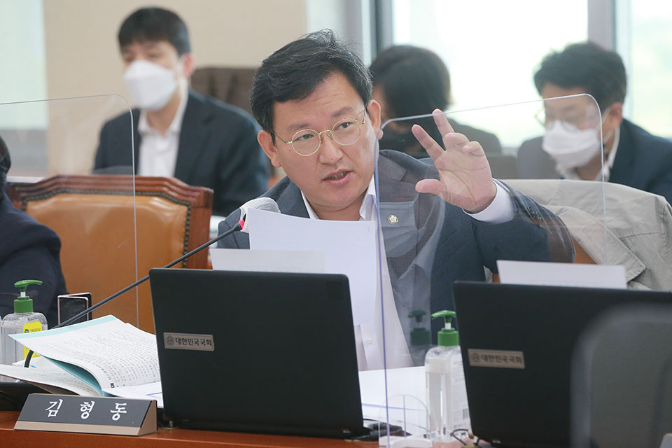 ▲일부 공공기관이 노동조합에 자동으로 가입되는 ‘유니온숍’ 제도 도입으로 노동조합 가입의 자유가 박탈당하고 있다고 밝혔다.(사진 김형동 의원실 제공)