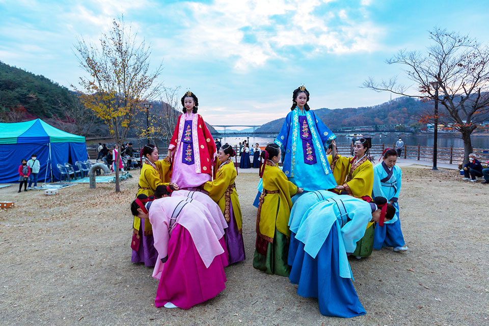 ▲노국공주와 안동놋다리밟기 공연.(사진 안동시청 제공)