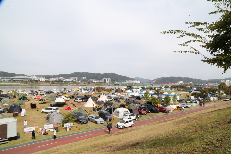 ▲국내 최대 규모 캠핑 문화축제인 제16회 고아웃캠프가 안동 낙동강변공원에서 개최됐다.(사진 안동시청 제공)