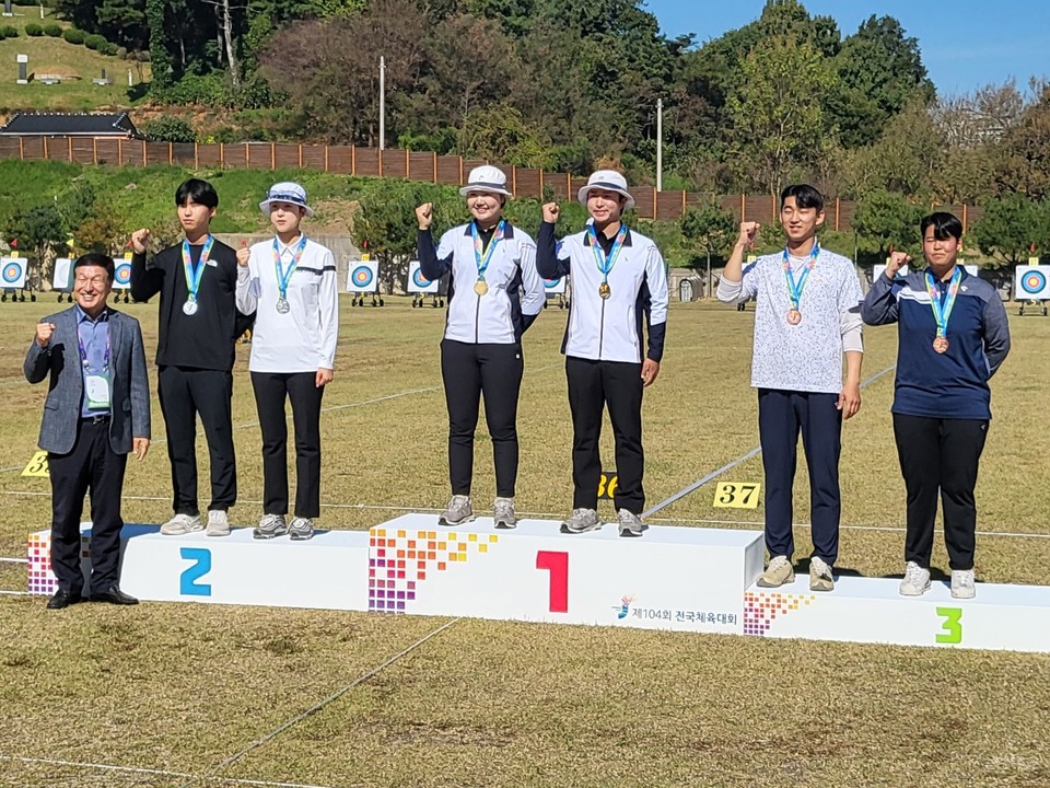 ▲국립안동대학교 양궁부 혼성.(사진 안동대학교 제공)