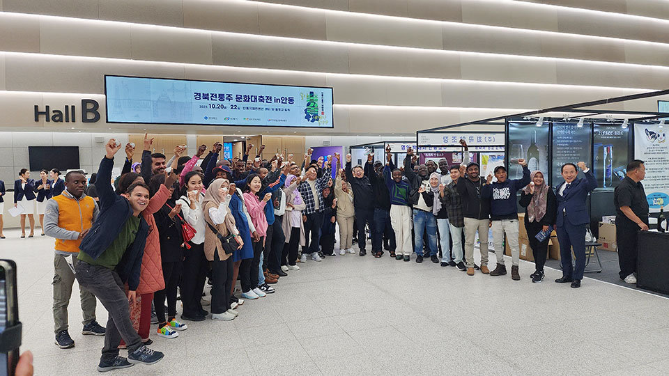 ▲경북전통주문화대축전 in 안동 행사에는 많은 국내외 관광객이 모여 성황을 이루었다.(사진 안동시청 제공)