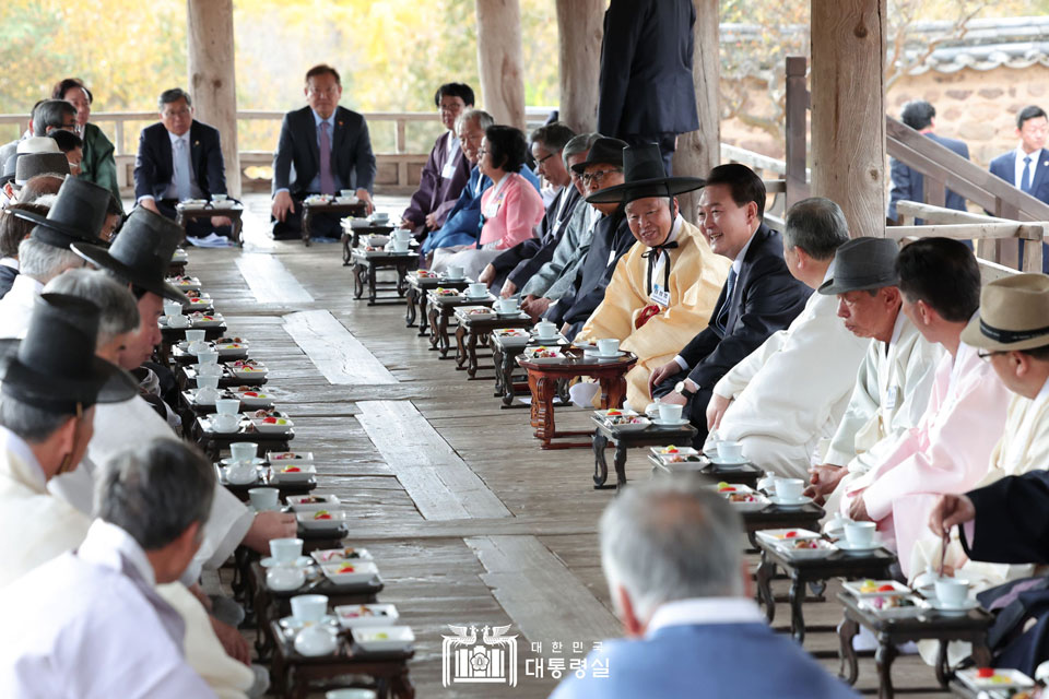 ▲윤석열 대통령이 병산서원 만대루에서 지역 유림들과 차담회를 가졌다.(사진 안동시청 제공)