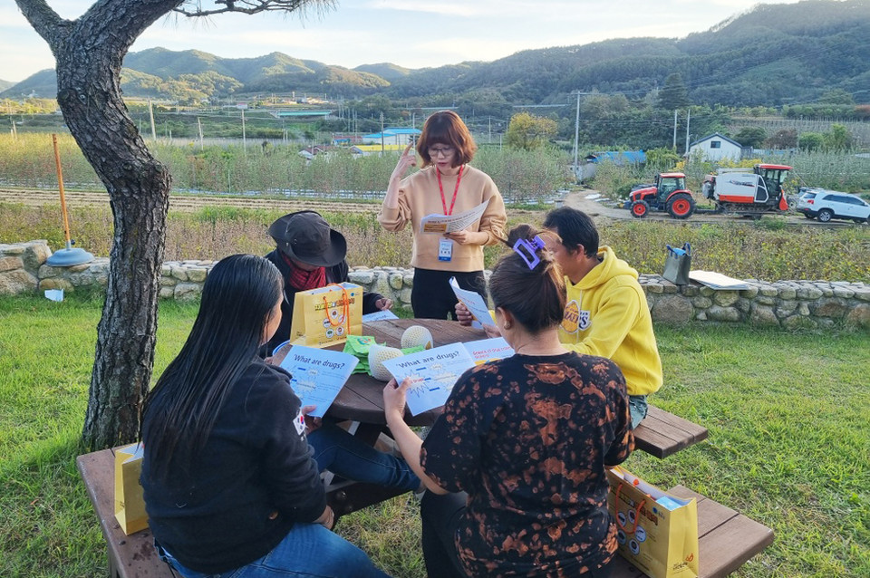 ▲청송군 관내 외국인 계절근로자 등을 대상으로 외국인 마약류 예방교육이 진행됐다.(사진 청송군청 제공)