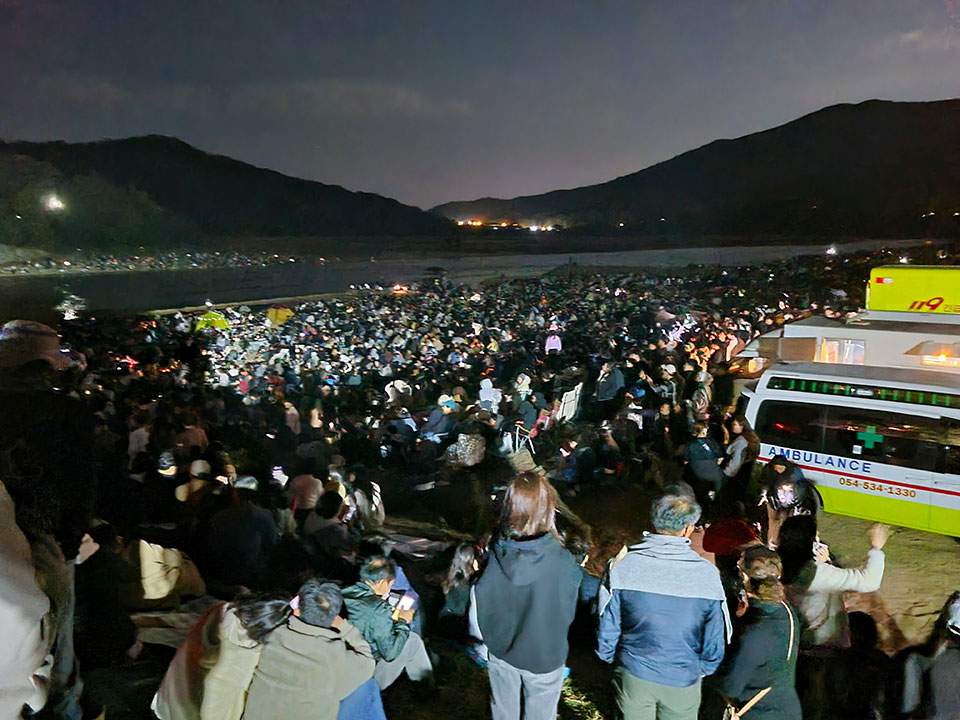 ▲하회선유줄불놀이에는 김진표 국회의장이 현장에서 관람하는 등 4만5천여 명의 국내외 관광객이 몰린 것으로 추정됐다. .(사진 안동시청 제공)