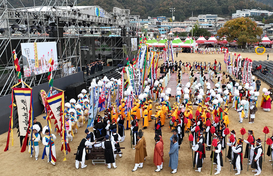 ▲청송사과축제가 '청송사과 찬란한 금빛향연'이라는 주제로 1일 화려한 막을 올렸다.(사진 청송군청 제공)