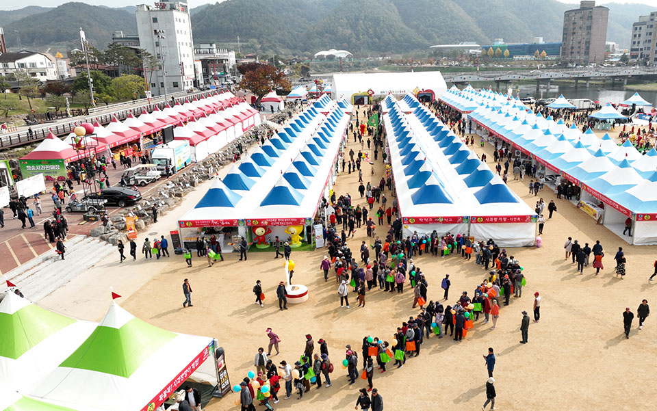 ▲제26회 청송문화제로 청송사과축제 시작을 알렸다.(사진 청송군청 제공)