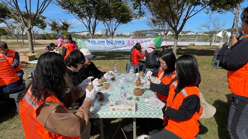 ▲(사)안동시지속가능발전협의회 ‘낙동강변 명품 강변 숲 줍깅, 눕깅, 놀깅’ 행사에서 토피어리 만들기.(사진 안동시청 제공)