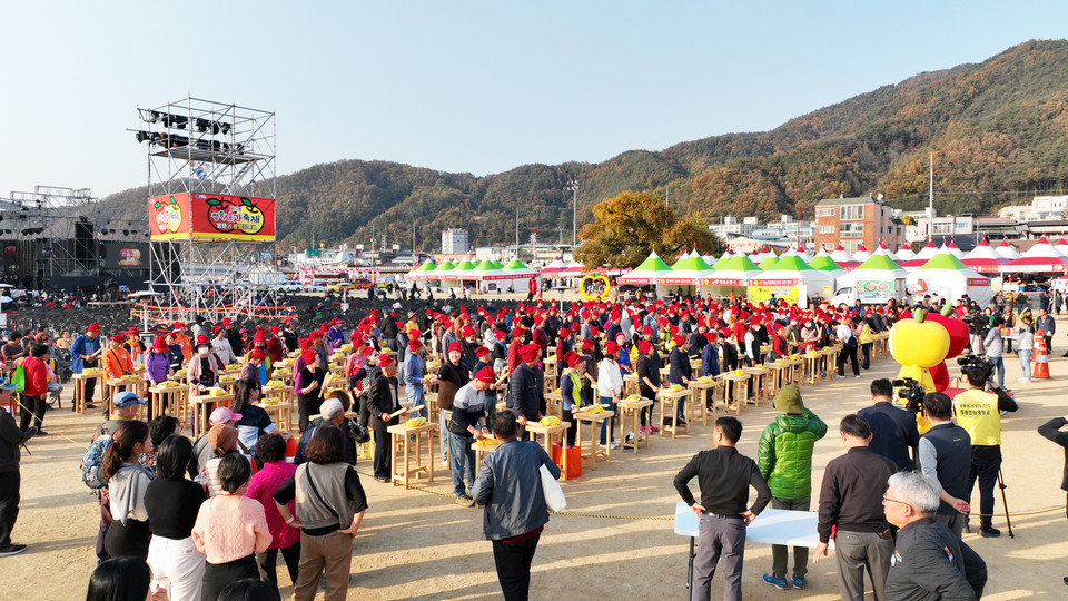 ▲제17회 청송사과축제 꿀잼 사과난타.(사진 청송군청 제공)