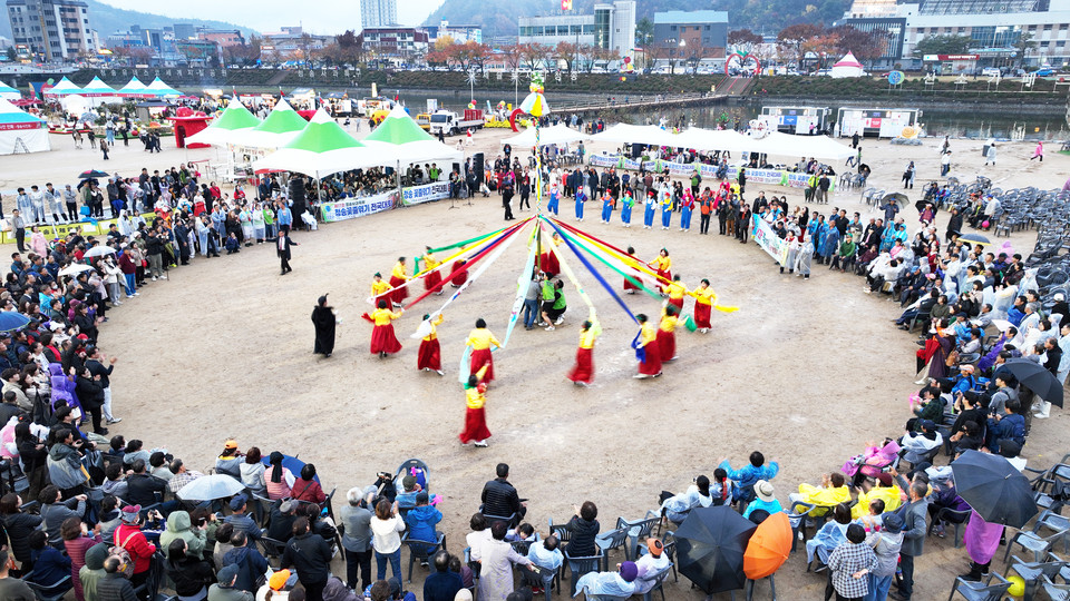 ▲제17회 청송사과축제 청송꽃줄엮기.(사진 청송군청 제공)