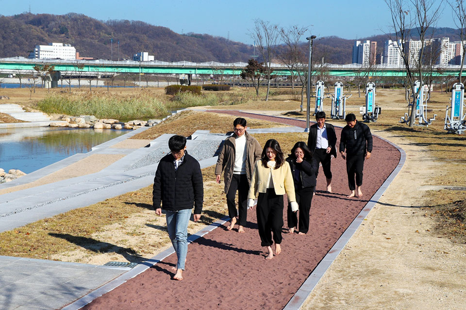 ▲안동시가 시민 건강증진을 위한 걷기 좋은 길 ‘맨발로’를 시범 조성한다.(사진 안동시청 제공)