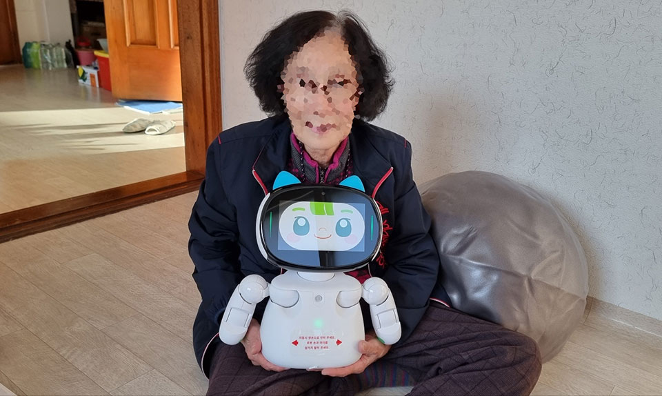 ▲영양군이 시범사업으로 독거 어르신 10가구에 AI(인공지능) 돌봄로봇을 지원했다.(사진 영양군청 제공)