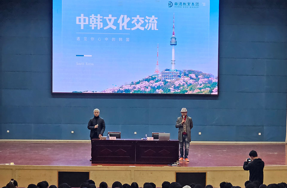 ▲스토리텔러 1호이자 안동 하회별신굿탈놀이보존회 이수자 류필기 씨가 중국 산동성 린이대학교에서 국립안동대학교 유학생 유치활동에 나섰다.(사진 류필기 제공)