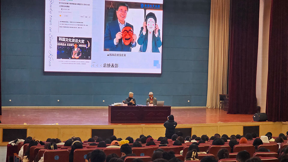 ▲스토리텔러 1호이자 안동 하회별신굿탈놀이보존회 이수자 류필기 씨가 중국 산동성 린이대학교에서 국립안동대학교 유학생 유치활동에 나섰다.(사진 류필기 제공)
