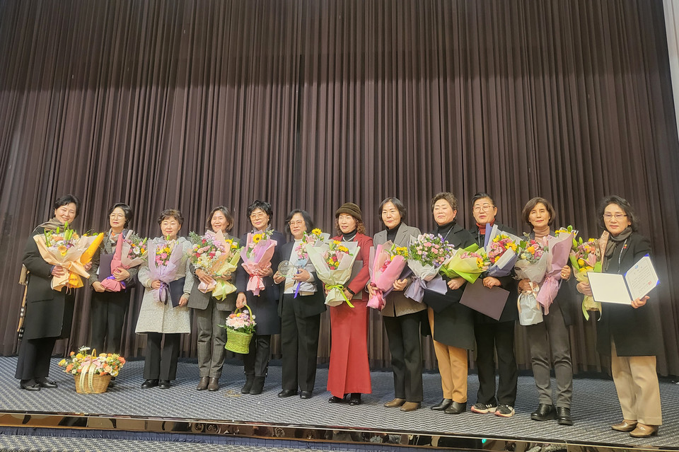▲청송군여성단체협의회가 2023년 여성단체협의회 사업평가회에서 2개의 우수상을 수상했다.(사진 청송군청 제공)