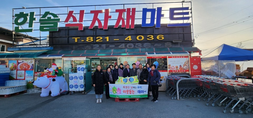▲한솔식자재마트 윤태숙 대표가 어려운 이웃들을 위해 쌀 10kg, 65포를 기탁했다.(사진 안동시청 제공)