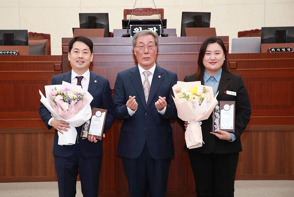 ▲안동시의회 안유안 의원(좌)과 김새롬 의원(북후·서후·송하)이 2023년 경상북도 의정봉사대상을 수상했다. (사진 안동시의회 제공)