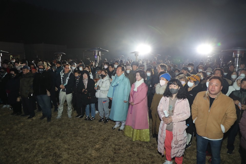 ▲권기창 안동시장과 시민들이 2024년 새해 해맞이에 나섰다.(사진 안동시청 제공)