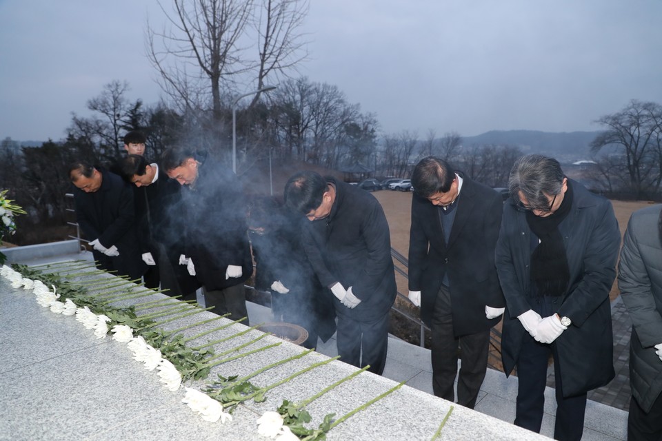 ▲권기창 안동시장과 권기익 안동시의회 의장, 경북도의회, 안동시의회 의원들이 충혼탑에 참배했다.(사진 안동시청 제공)