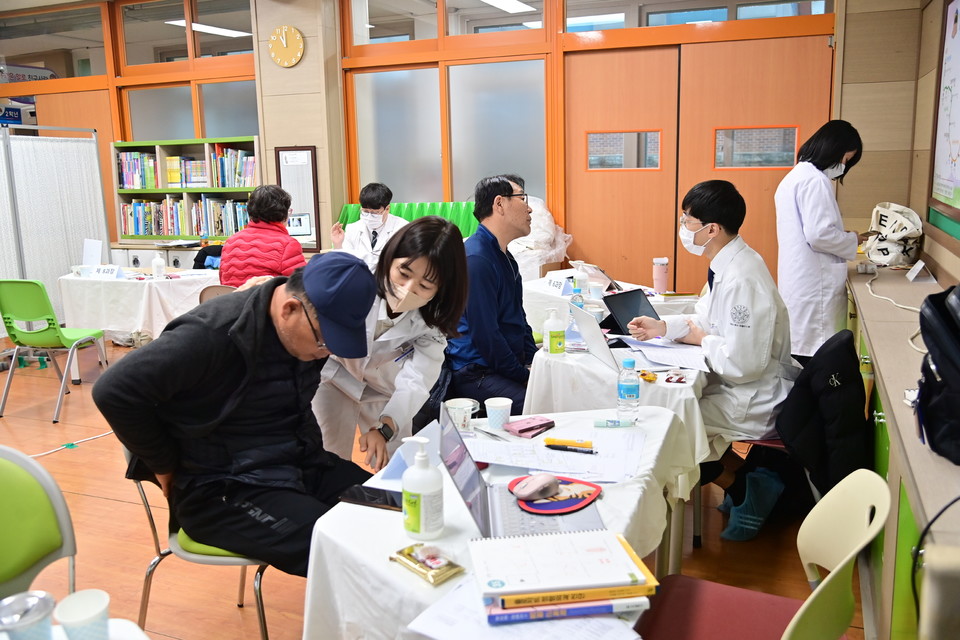 ▲동국대학교 한의학과와 간호대학 연합동아리 한방진료 봉사단 무료 한방진료.(사진 청송군청 제공)