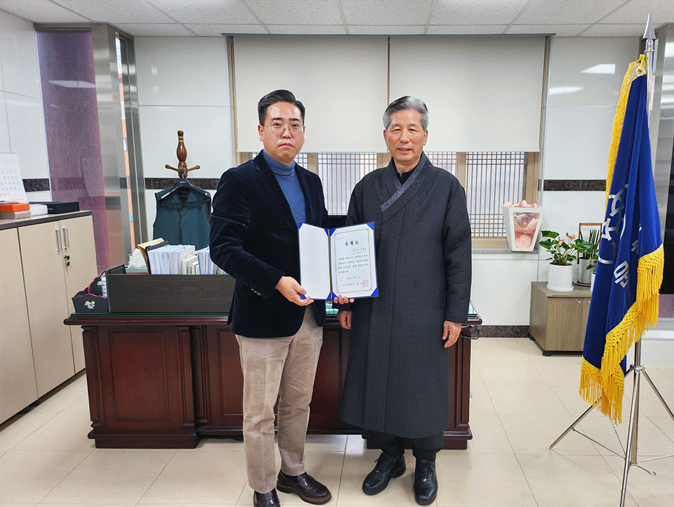 ▲신현식 한라대 겸임교수(좌측)가 2024 차전장군노국공주축제의 총감독으로 선임됐다.(사진 안동시청 제공)