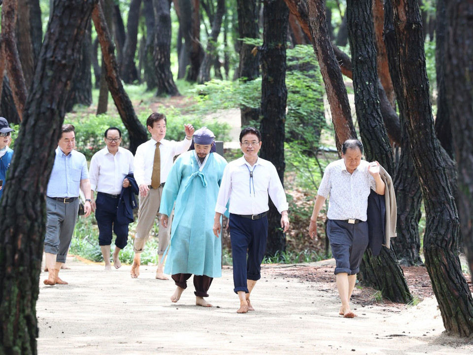 ▲경북도청 신도시 천년숲 맨발걷기.(사진 경북도청 제공)