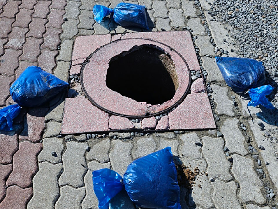 ▲콘크리트 맨홀 뚜껑.(사진 안동시청 제공)