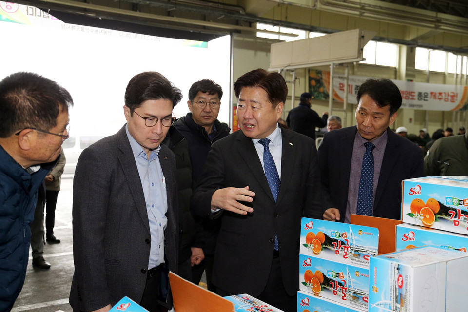 ▲제주특별자치도 오영훈 지사(우측에서 두번째)가 안동시 농수산물도매시장을 방문했다.