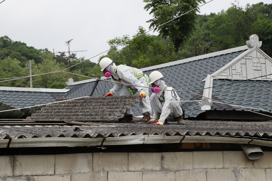 ▲예천군 슬레이트 처리 및 지붕개량 지원사업이 추진된다.(사진 예천군청 제공)