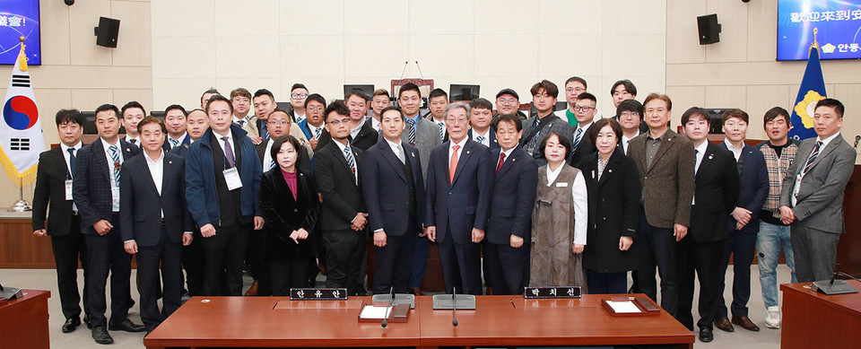 ▲안동청년회의소와 대만 난터우시청년상회 회원 40여명이 26일 안동시의회를 방문했다.(사진 안동시의회 제공)