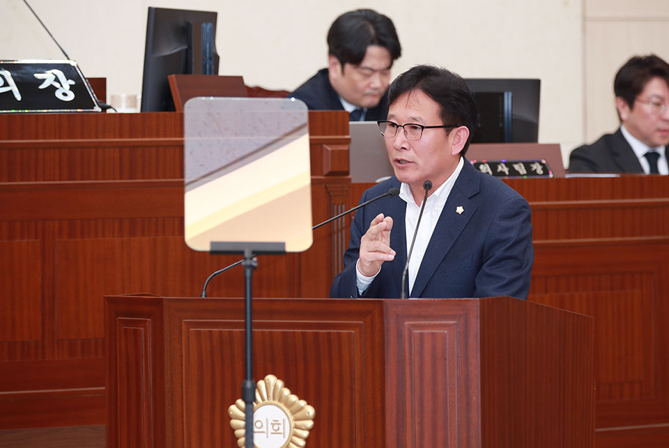 ▲안동시의회 김순중 의원이 시정질문에 나섰다.(사진 안동시의회 제공)
