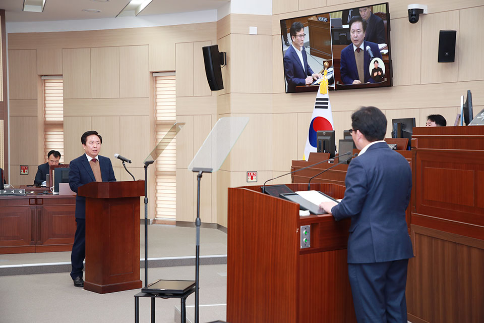 ▲안동시의회 김순중 의원이 권기창 안동시장에게 시정질문했다.(사진 안동시의회 제공)