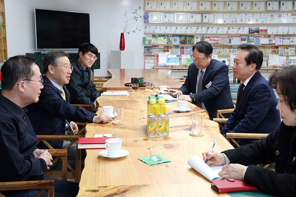 ▲권기창 안동시장이 산업단지 내 OKF를 방문해 기업관계자들과 간담회를 가졌다.(사진 안동시청 제공)