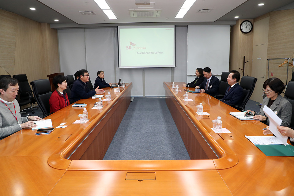 ▲권기창 안동시장이 산업단지 내 SK플라즈마를 방문해 기업관계자들과 간담회를 가졌다.(사진 안동시청 제공)