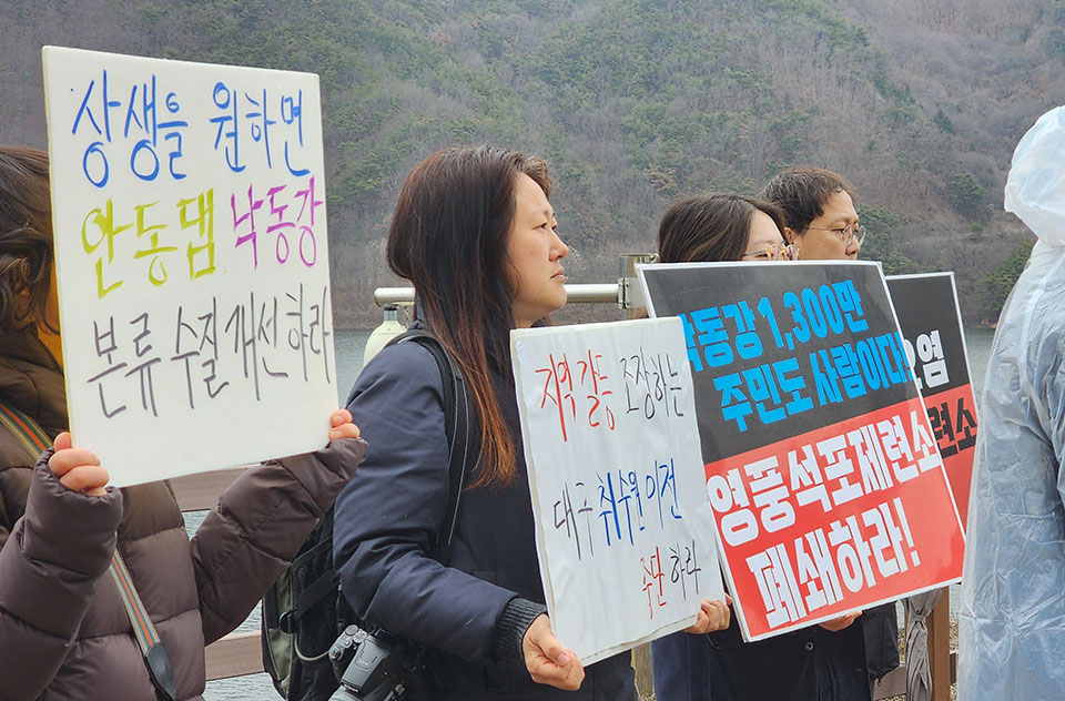 ▲대구·안동환경운동연합과 시민단체는 회견을 열고 낙동강 최상류의 구제불능 오염덩이공장 영풍석포제련소 폐쇄 등 맑고 건강한 식수를 제공하는 낙동강 조성을 촉구했다.(사진 권기상 기자)