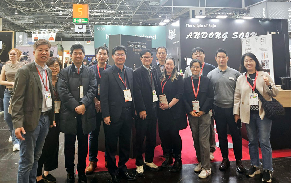 ▲(사)안동소주협회 7개 업체가 독일 뒤셀도르프에서 개최된 ProWein 2024에 참가했다.(사진 경북도청 제공)