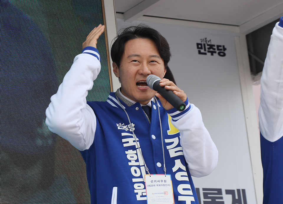 ▲더불어민주당 이탄희 국회의원이 경북지원 유세에 나서면서 안동을 찾아 사람 살리는 정치를 할 김상우 후보를 키워 달라고 호소했다.(사진 권기상 기자)