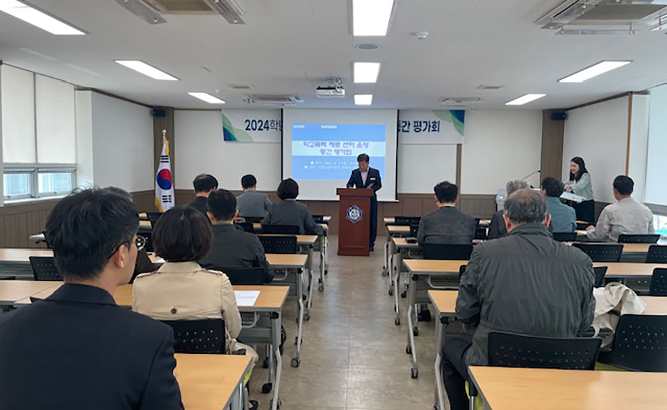 ▲학교폭력제로센터와 전담조사관 제도 애로사항 및 개선방안에 대한 중간 평가회.(사진 안동교육지원청 제공)