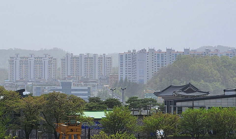 ▲경북 지역의 미세먼지(PM-10) 시간당 평균농도가 300㎍/㎥이상이 2시간 지속됨에 따라 황사 위기경보 '주의' 단계가 발령됐다.(사진 권기상 기자)