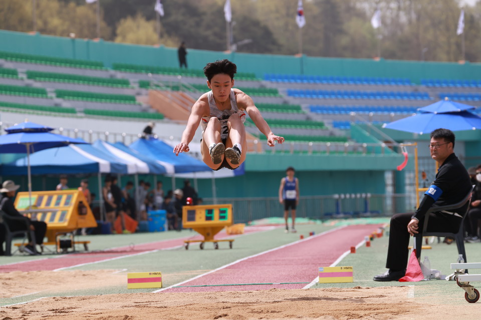▲예천스타디움에서 육상경기대회가 열리고 있다.(사진 예천군청 제공)