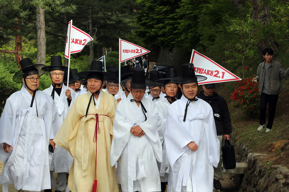 ▲도산서원 주차장에서 전교당까지 1km 걸으며 마지막 여정을 마무리됐다.(사진 안동시청 제공)