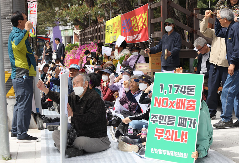 ▲주민들은 "LNG발전소 1호기도 못 참겠다. 2호기는 원천 불가"를 외치며 발전소 유치계획 철회를 촉구했다..(사진 권기상 기자)