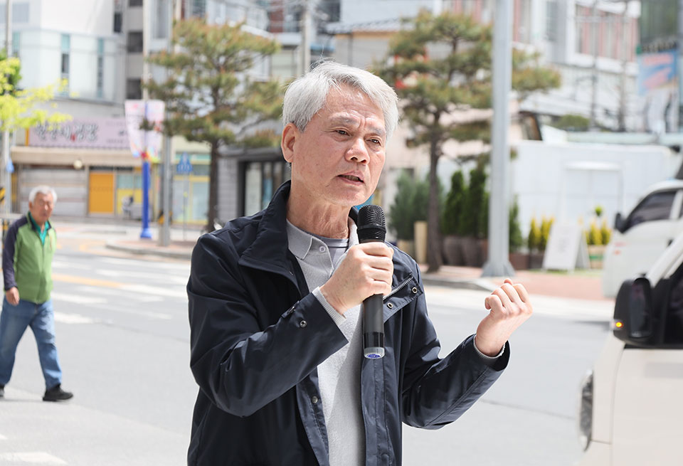 ▲환경운동엽합 김수동 공동대표는 집회에서 "기후단체솔루션에서는 국내 가스발전소 배출 대기오염물질로 인한 조기 사망자 수를 예측했는데 매년 859명 정도가 조기사망에 이른다고 했다"며 LNG발전소의 주민 피해를 우려했다.(사진 권기상 기자)
