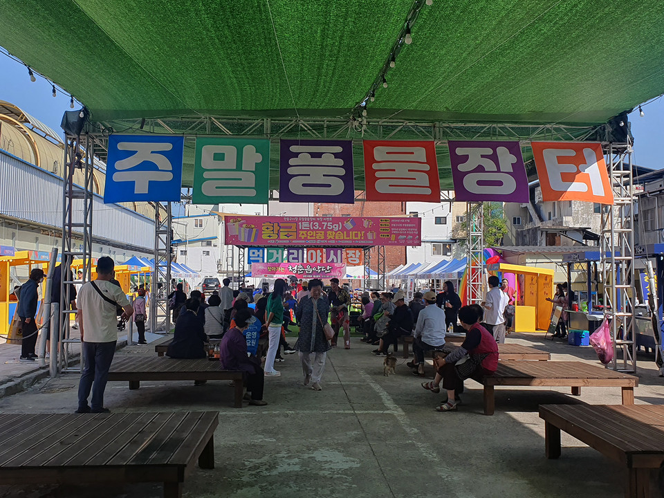 ▲안동구시장 제비원 상가 공터 활용한 주말 풍물장터.(사진 안동시청 제공)