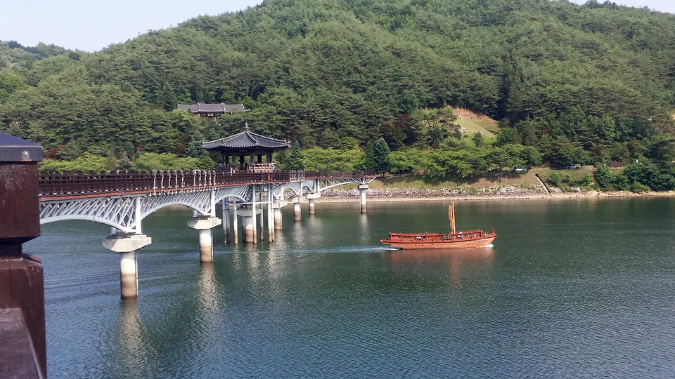 ▲안동호 보조댐의 황포돛배 월영누리호.(사진 안동시청 제공)